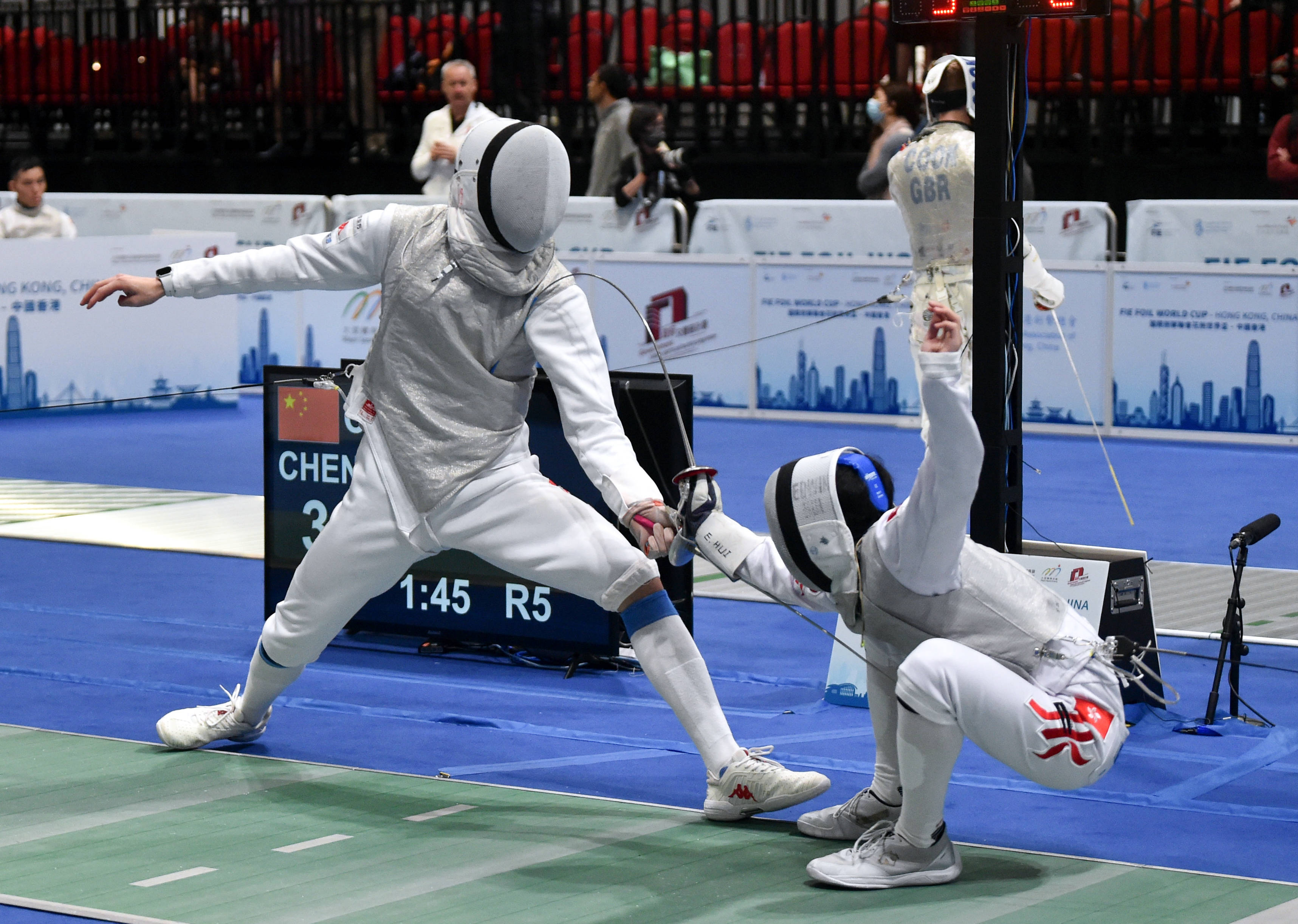 击剑团体赛选手团结拼搏