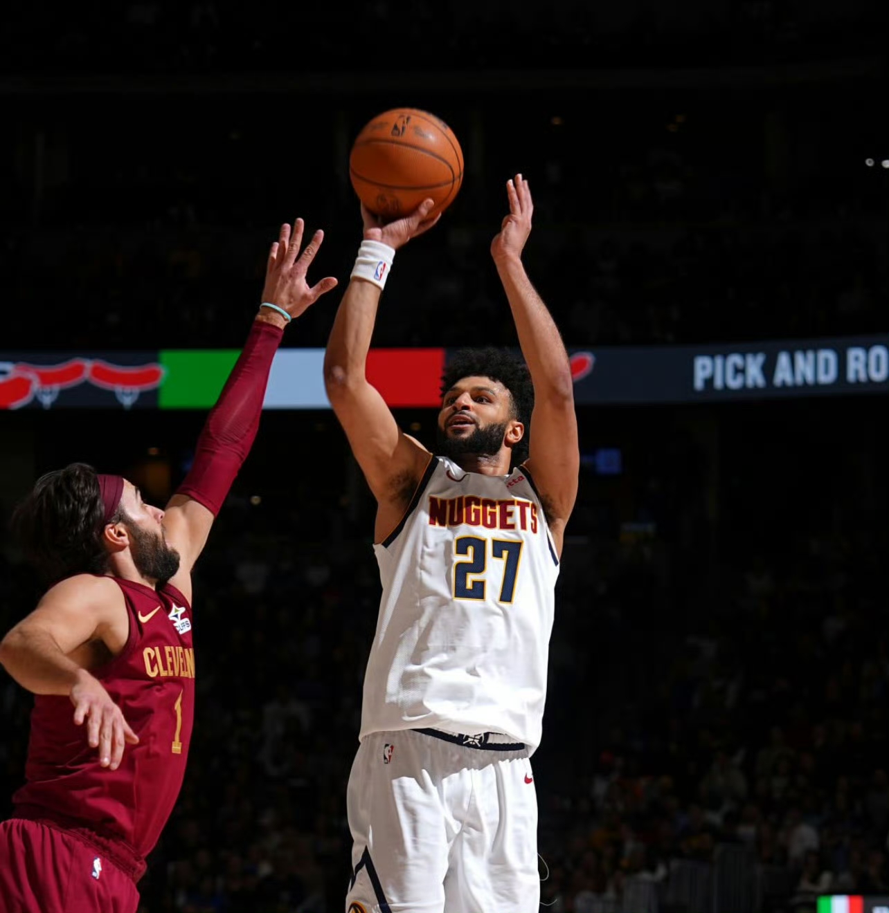 乐鱼官方网站-爵士大胜骑士，米切尔连砍30+分