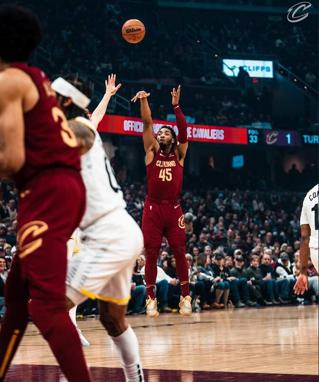 爵士大胜骑士，米切尔连砍30+分