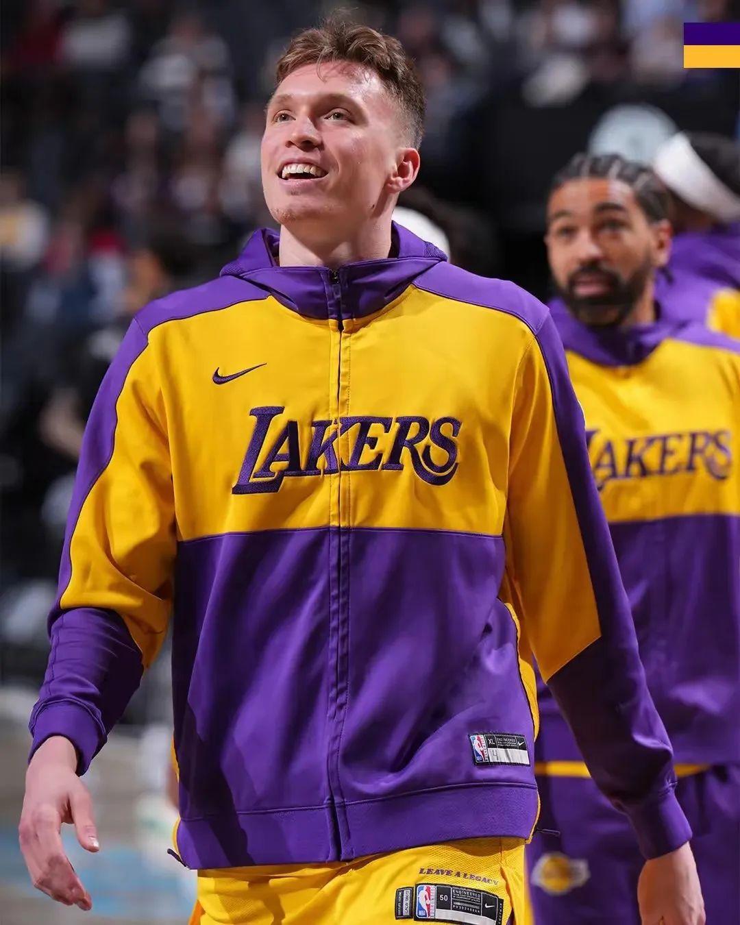 乐鱼登录-新秀球员崭露头角，展现超凡技艺