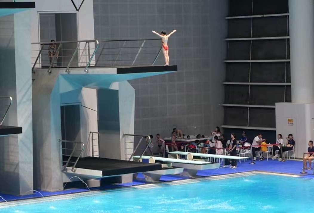 跳水赛场上选手高难动作完美呈现