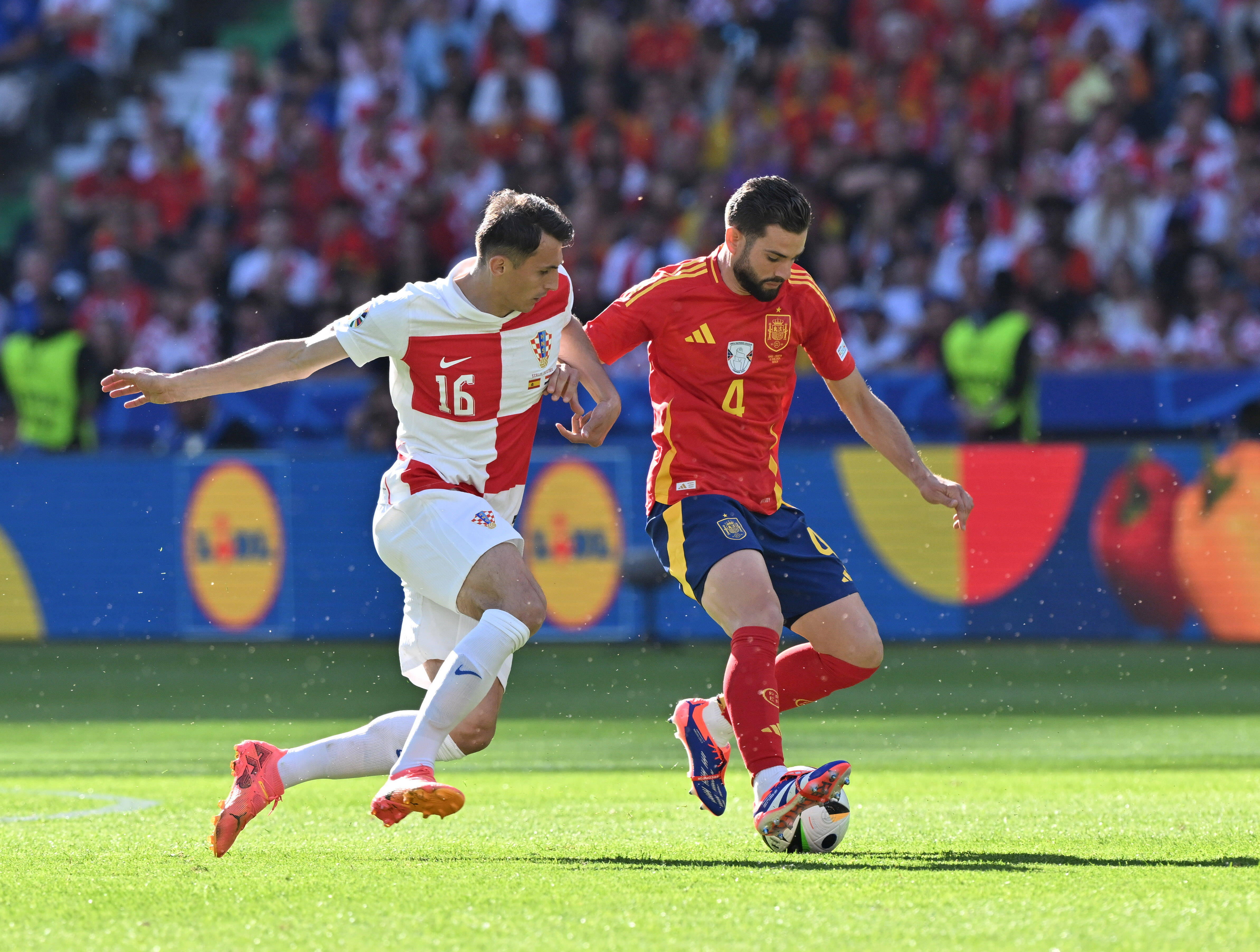 西班牙队在国际比赛中夺得胜利 西班牙队在国际比赛中夺得胜利